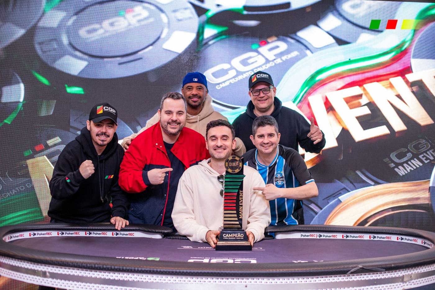 Marin Gechev e amigos com o troféu do Main Event em Gramado