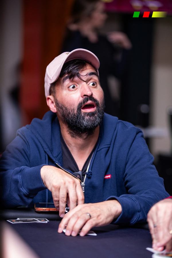 Jogador surpreso durante a mão