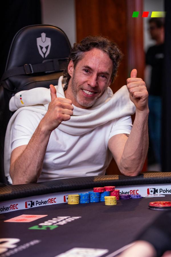 Jogador fazendo joinha na mesa