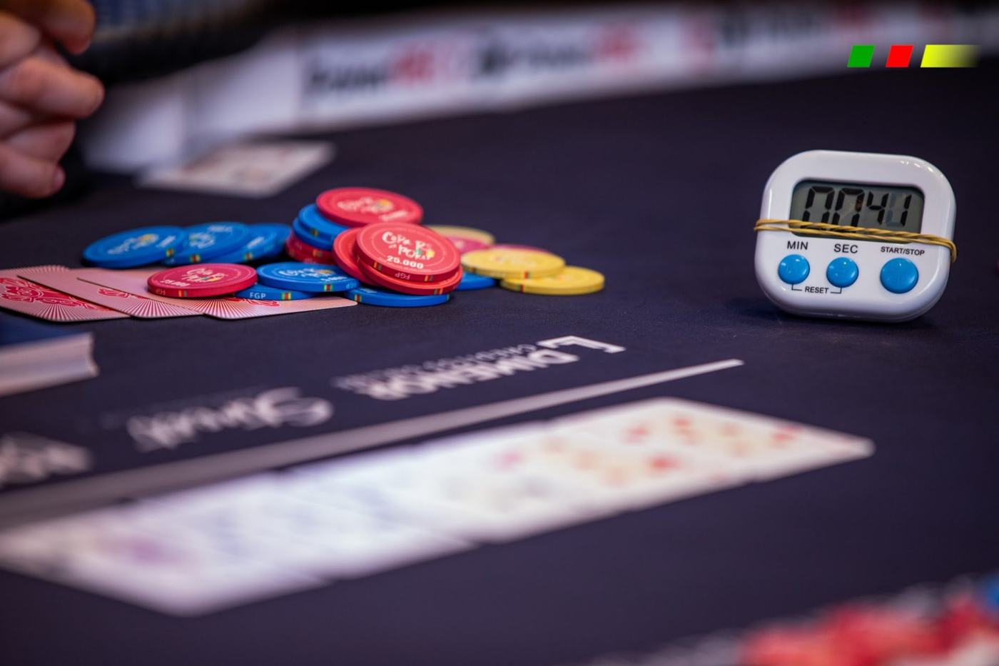 Fichas e relógio na mesa de poker